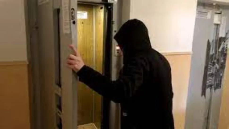 Scene de groaza într-un bloc din Brăila. Un bătrân a căzut în puțul liftului