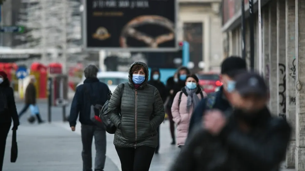 Oameni pe stradă, în Capitală / Foto: Profimedia