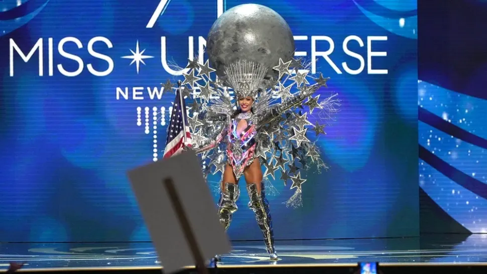 Miss Univers: o americancă este cea mai frumoasă femeie din lume. Costumul spectaculos pe care l-a purtat - FOTO
