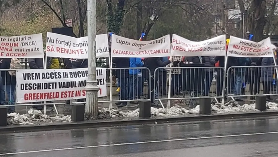 Locatarii din Greenfield, cartierul de lux construit în pădure, protest în fața Primăriei Capitalei 