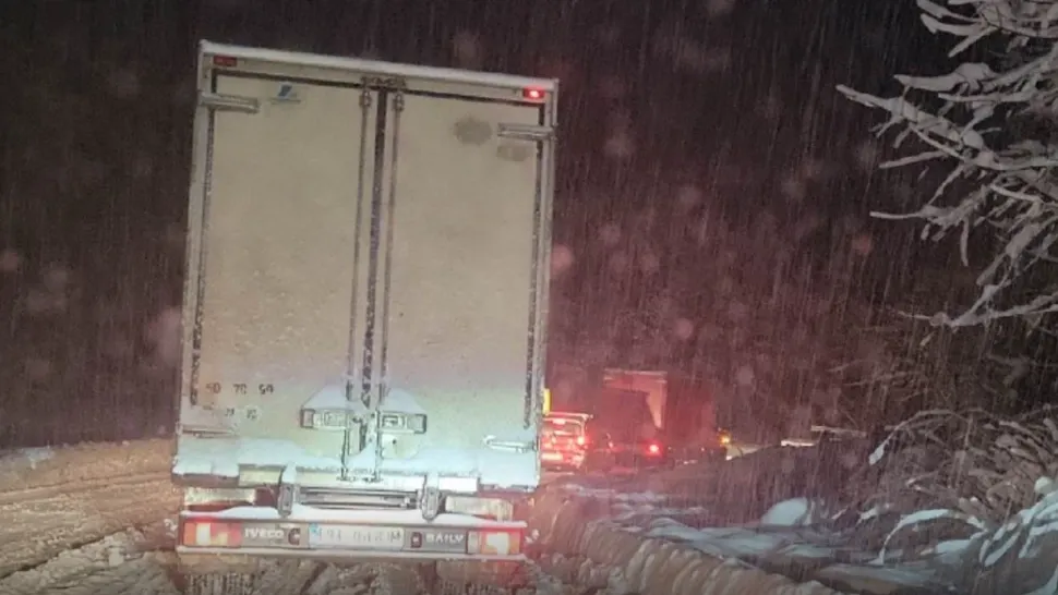 Trafic blocat pe DN 1, la Azuga, din cauza unui TIR rămas în pană