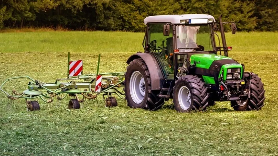 Cu tractorul cu plug la mall - cum s-a încheiat aventura unor colegi de pahar