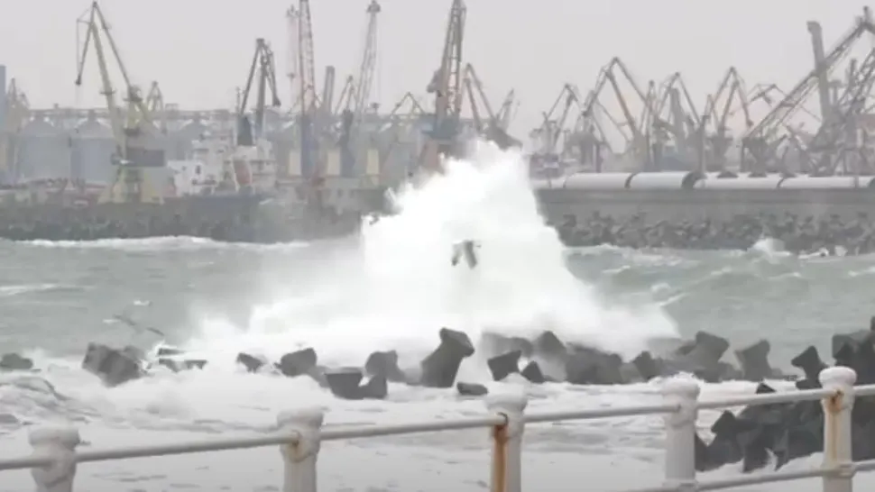 Valuri de peste 6 metri în Marea Neagră din caua viscolului. Foto/Captură video