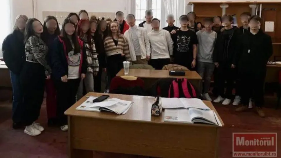 Alexia, adolescenta căreia medicii i-au replantat brațele, s-a întors la școală