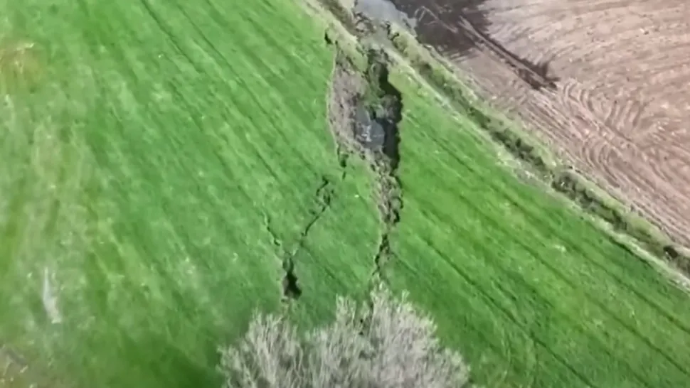 Pământul s-a crăpat pe o lungime de câțiva kilometri. Cum arată falia gigantică produsă de cutremurul din Turcia - VIDEO AERIAN