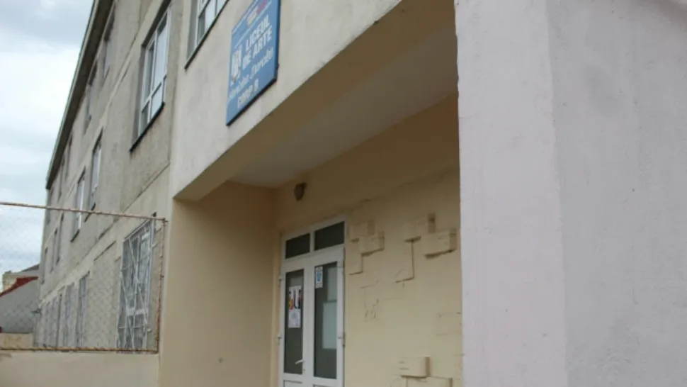 Un director de liceu din Brăila pune lacătul pe ușă din cauza riscului seismic: „De luni nu va mai învăța nimeni acolo”