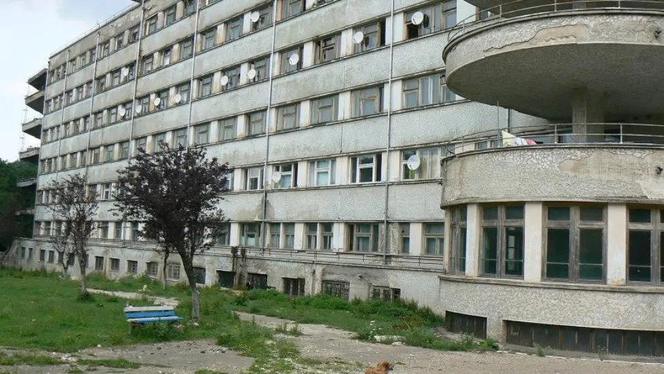 Acoperișul unui spital TBC din jud. Caraș-Severin s-a prăbușit - zeci de pacienți, evacuați - FOTO