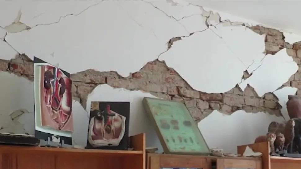 Perete școală afectat de cutremur/ Captură video