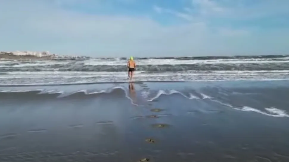 Bărbat care face baie în Marea Neagră/ Captură video Ziua de Constanța