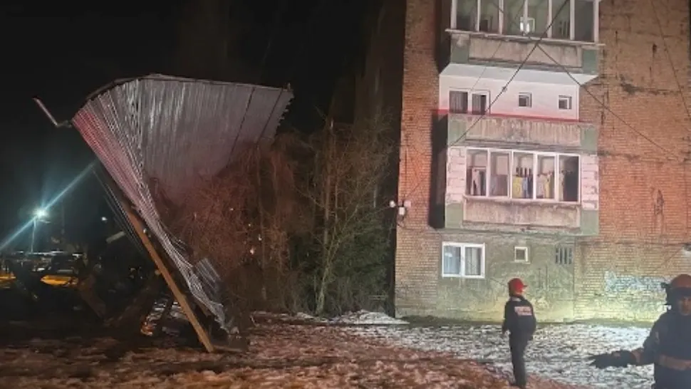 Acoperișuri smulse de vânt, geamuri sparte - dezastru după vijelie, în jud. Hunedoara - FOTO