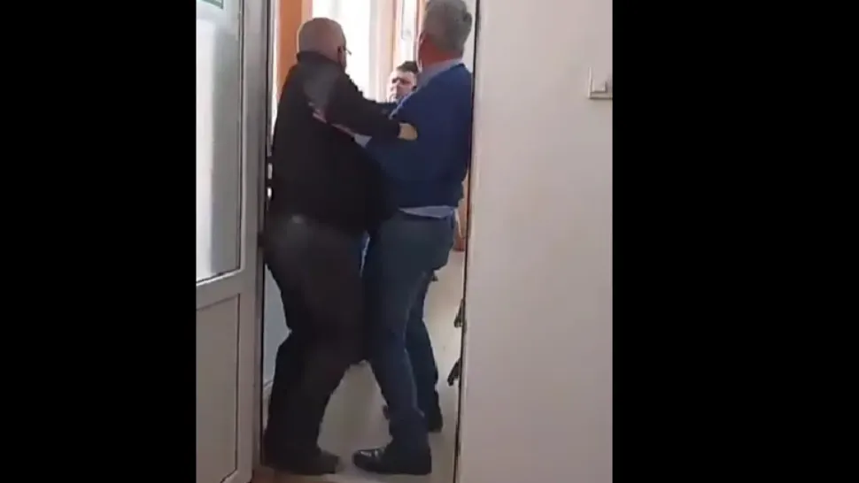 Viceprimarul comunei Obrejița, în timp ce încerca să îl bată pe localnic. Foto: Captura Facebook