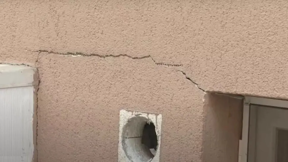 Blocul groazei din Chiajna: Fisuri în structura de rezistență, faianța cade în baie. Documentele construcției au dispărut de la primărie