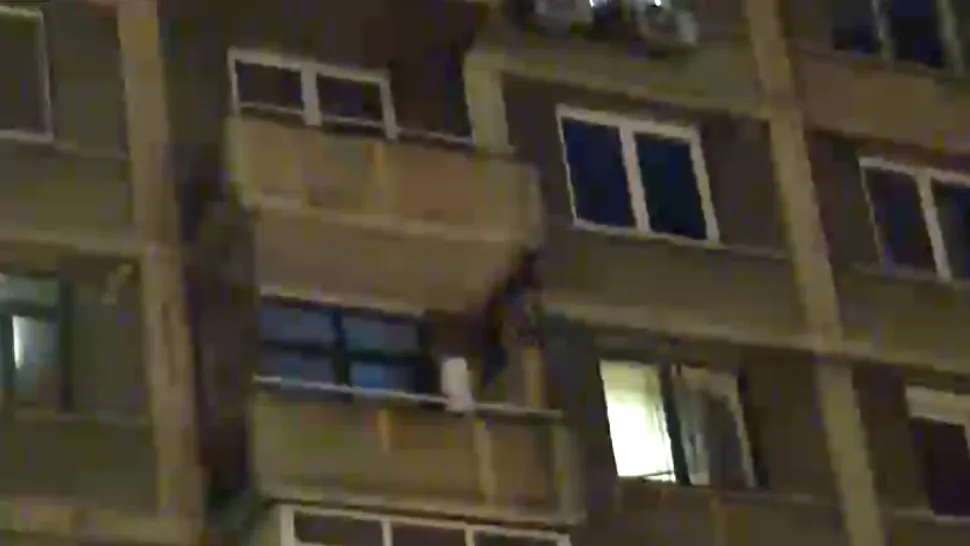 Blocul cu bulină roșie, un pericol pentru locatari. Foto: Captură Realitatea Plus