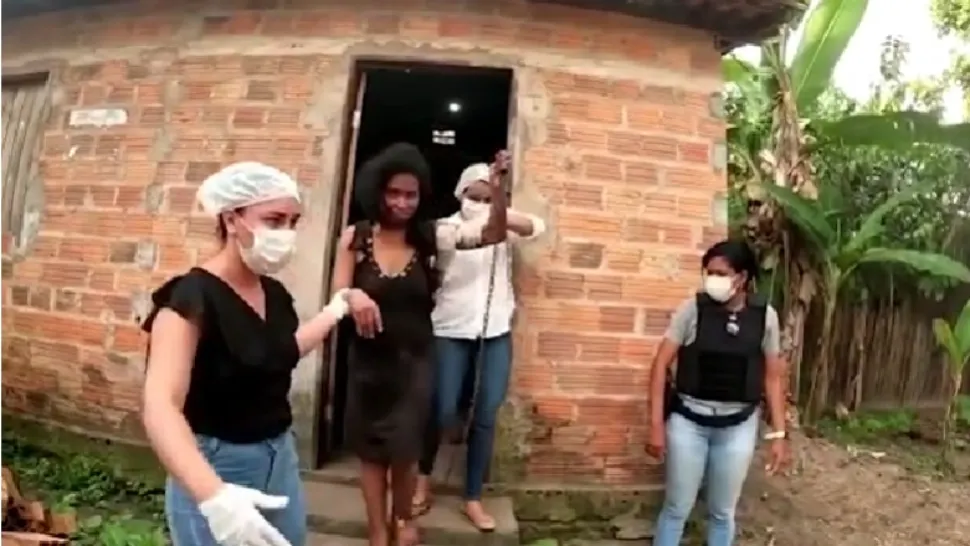 Momentul în care femeia este socasă din casa unde a fost înlănțuită 20 de ani. Foto: Captură video Daily Mail