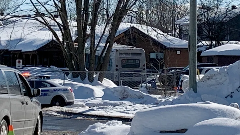 Autobuzul izbit de zidurile grădiniţei din Laval, o suburbie din zona Montreal. Foto/Profimedia