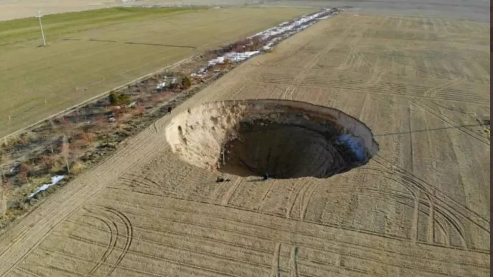 Craterul are diametrul de 37 de metri și adâncimea de 12 metri. Foto/Twitter
