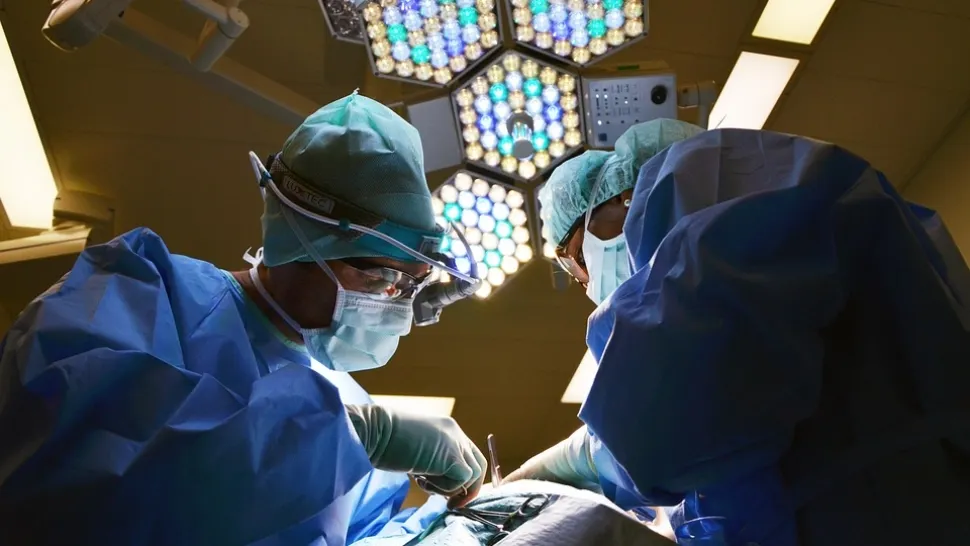 Autoritățile ar fi știut încă din 2018 despre refolosirea stimulatoarelor cardiace. Motivul halucinant pentru care l-au lăsat pe doctorul Tesloianu să opereze