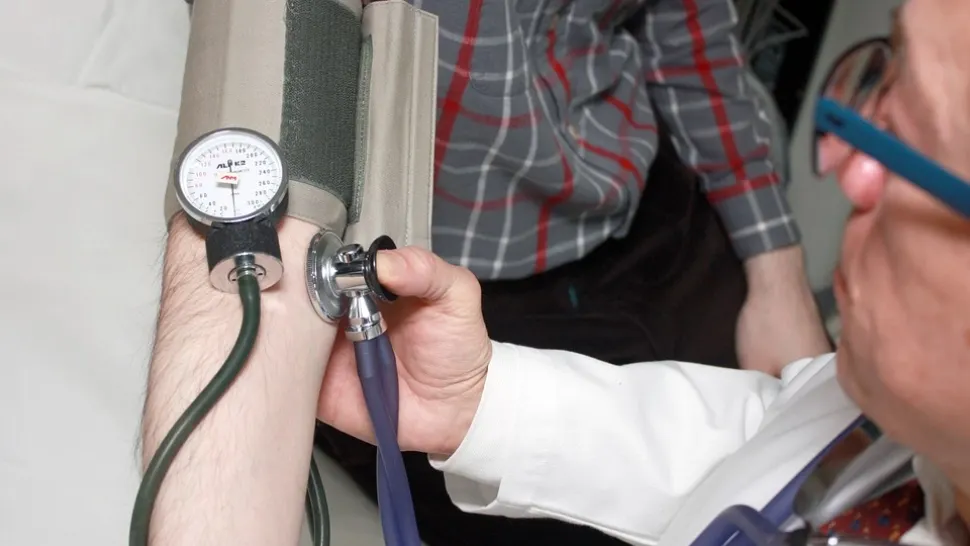 Statul oferă salarii mai mari cu 50% pentru unii medici de familie. Condiția: să lucreze la sat!