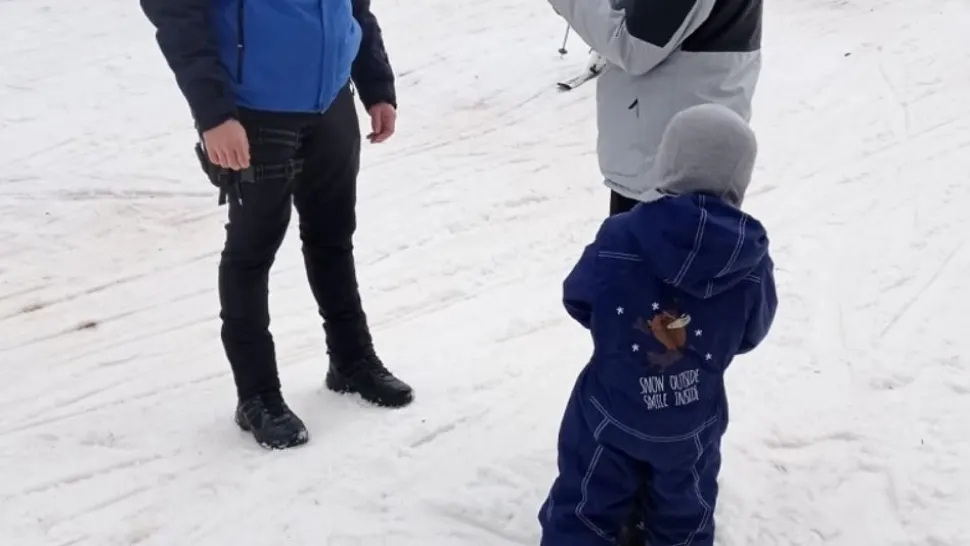 Copil de 5 ani, rătăcit pe o pârtie din Predeal, găsit de jandarmii montani