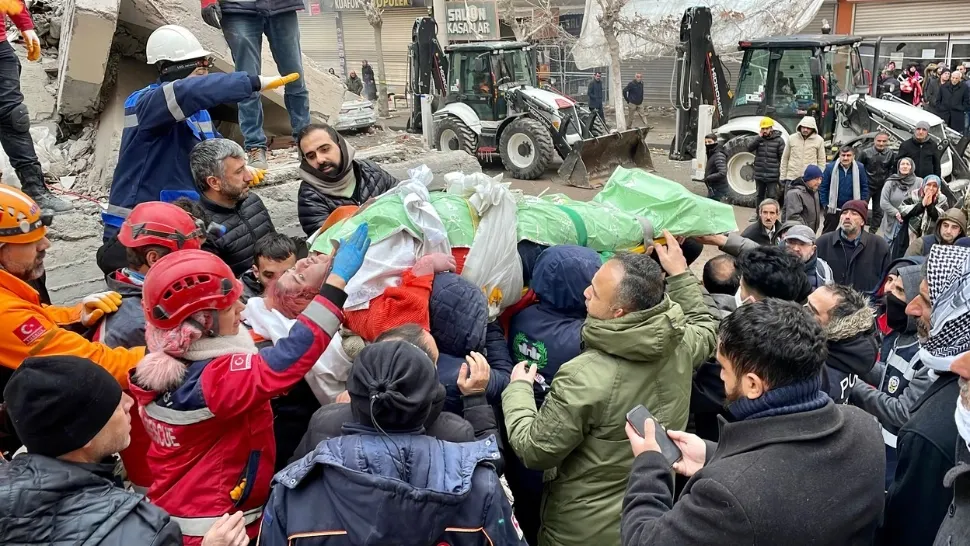 Miracol în mijlocul tragediei din Turcia. 2 surori, salvate după zeci de ore, de sub tone de ruine - FOTO