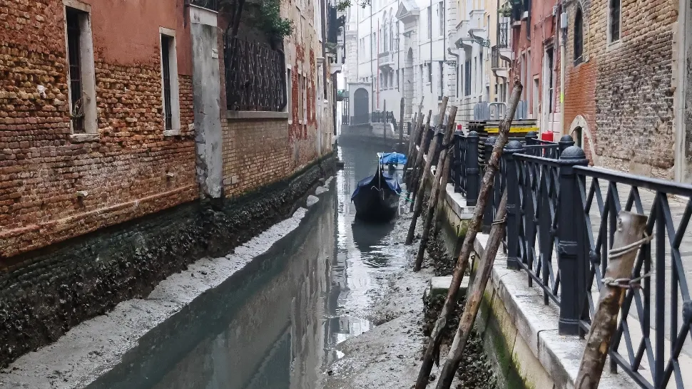 Gondolele stau împotmolite în noroi. Foto: Profimedia