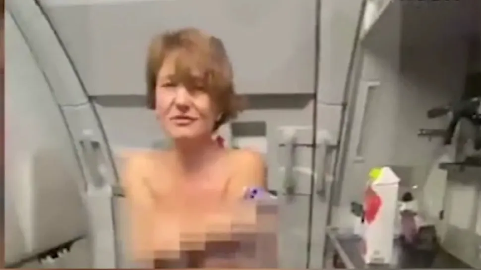Rusoaica s-a dezbrăcat în avion și a devenit agresivă. Foto: Daily Mail