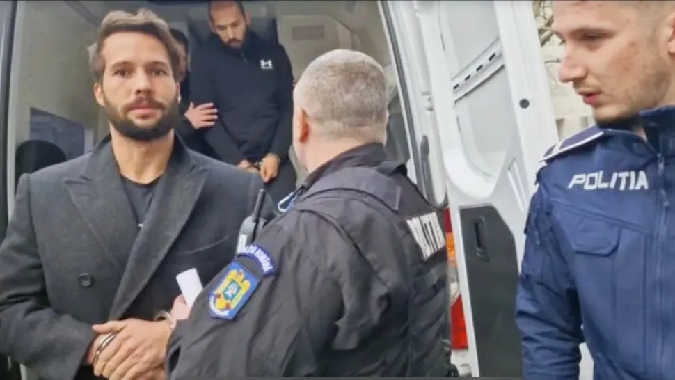 Momentul în care Tristan Tate se pregătește să paseze biletul jurnaliștilor. Sursă foto: Captură video