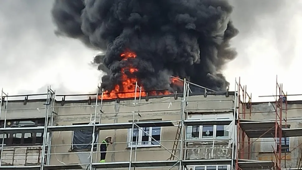 Incendiu violent în cartierul Rahova: Oamenii au ieșit din blocul în flăcări - Anunțul Primăriei Sectorului 5 - FOTO&VIDEO