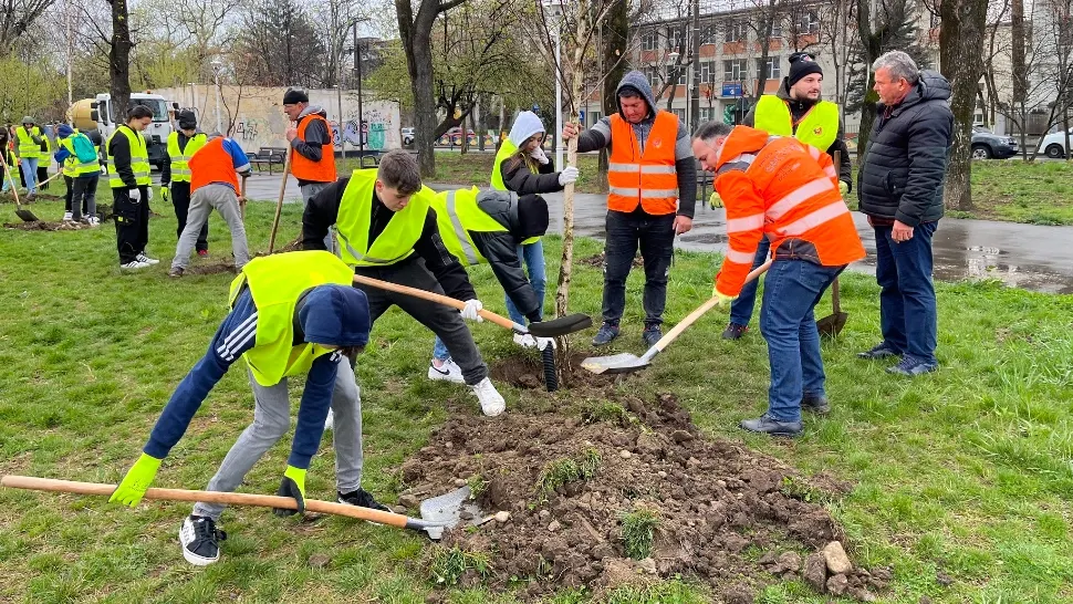 Sute de elevi au plantat copaci în Parcul Eroilor din Sectorul 5 al Capitalei