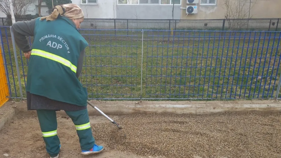 Pietriș, în loc de nisip, în țarcurile de câini din sectorul 4