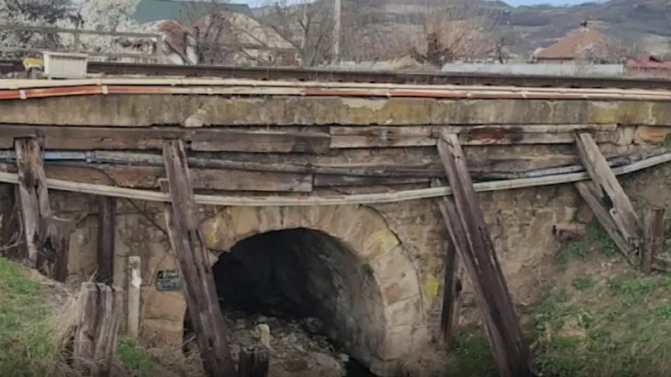 Pod CFR sprijinit cu proptele de lemn/ Captură foto