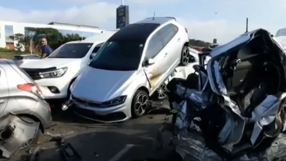 Accident în lanț, pe autostradă. Aproape 50 de mașini implicate. Foto/Captură video
