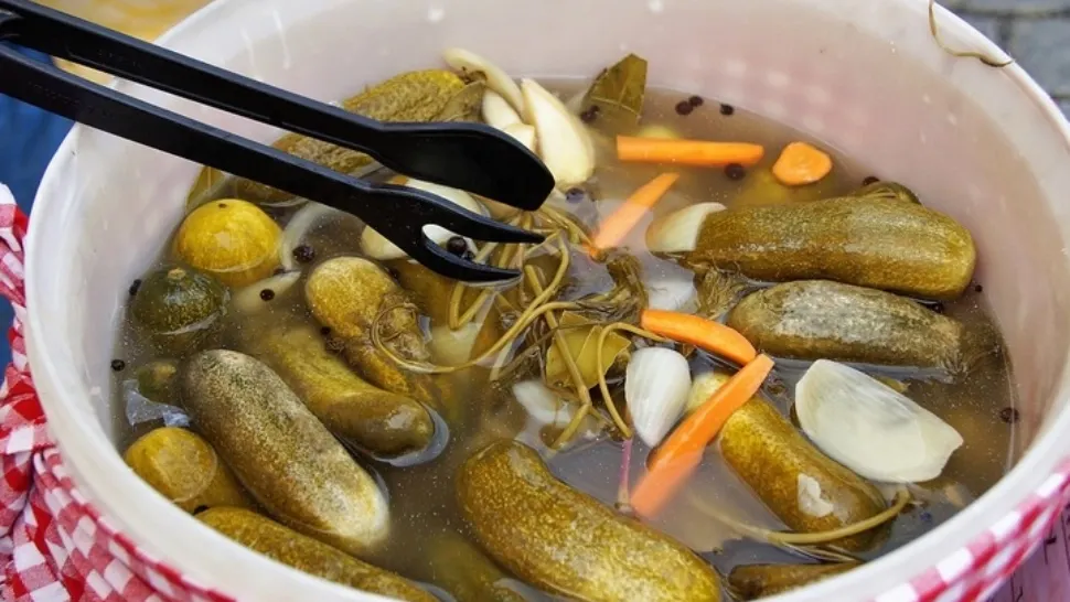 Ce trebuie să știi înainte să mănânci castraveți murați - ce "uită" să-ți spună nutriționiștii