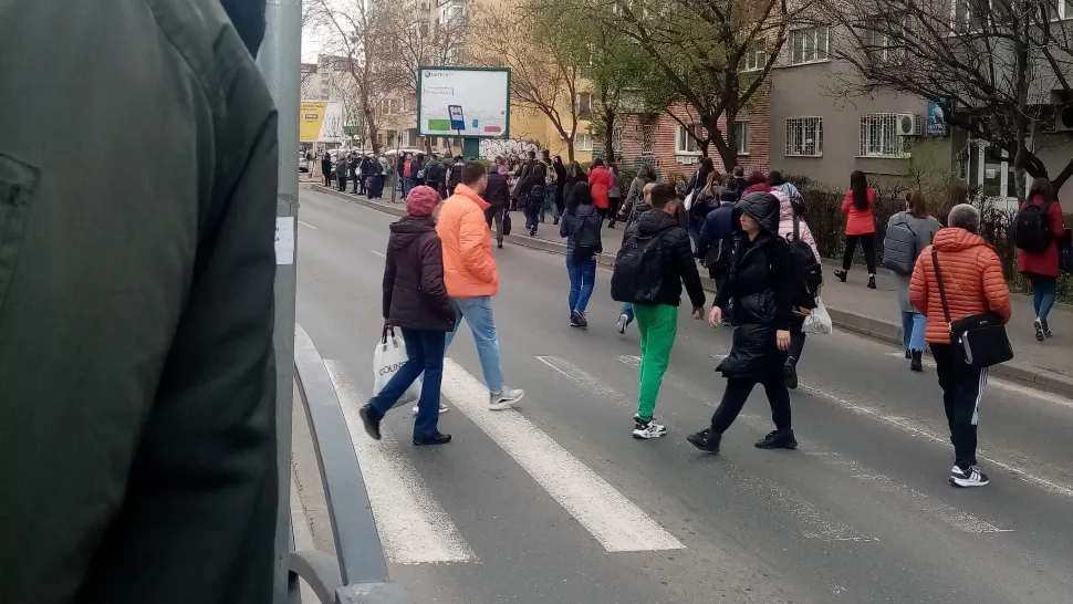 S-a reluat circulația pe linia 41, în zona Pasaj Lujerului - Pod Ciurel. Traficul dat peste cap de un blocaj cauzat de lipsa de curent - FOTO&VIDEO