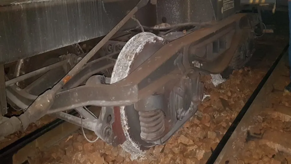 Nou accident feroviar GRAV - Un tren militar de 11 vagoane, încărcat cu blindate, A DERAIAT la Brașov - VIDEO