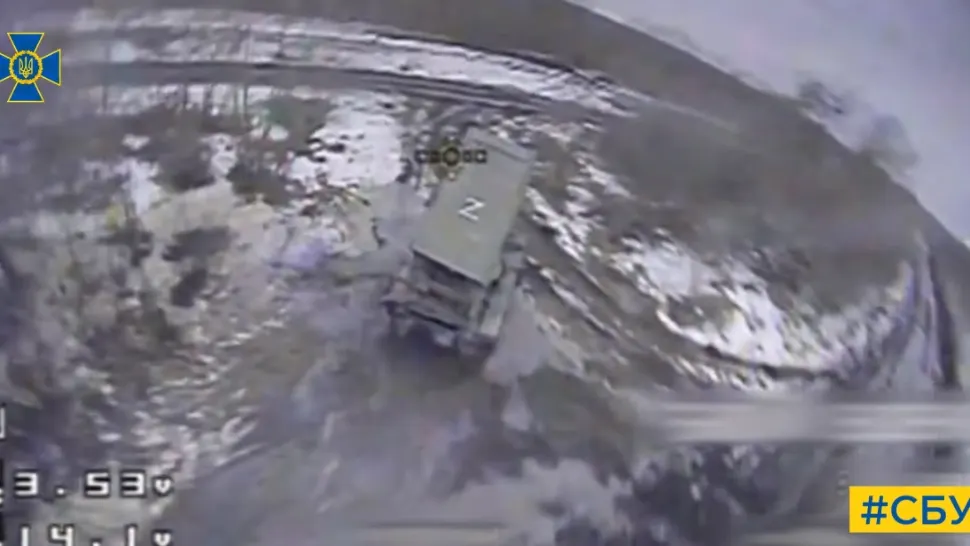 Momentul în care o dronă kamikaze a ucrainenilor distruge un lansator de rachete rusesc. Arma rușilor nu a avut nici o șansă