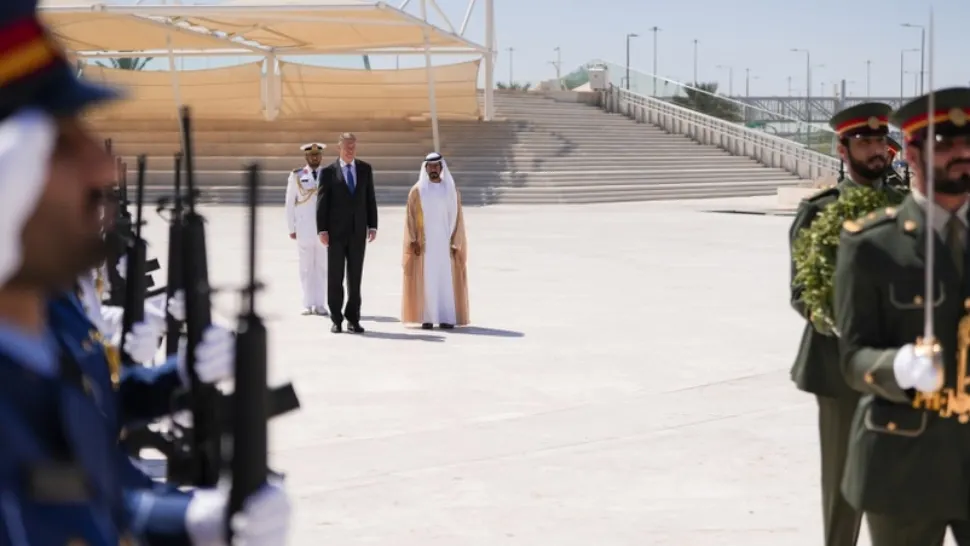 Klaus Iohannis, în Emiratele Arabe - cum a fost îmbrăcată Prima Doamnă. Vizită la Monumentul Martirilor și Marea Moschee din Abu Dhabi