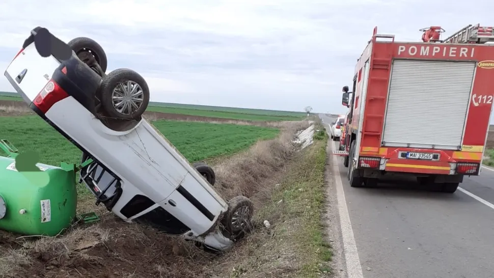 Răsturnare spectaculoasă în Teleorman: Autoturismul a ajuns cu roțile în sus, șoferul a scăpat cu câteva zgârieturi