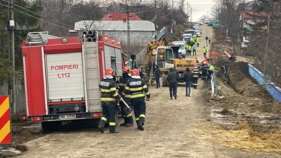 Tragedie în județul Iași - Un bărbat, scos fără suflare de sub pământ, după ce s-a surpat un mal peste el - FOTO