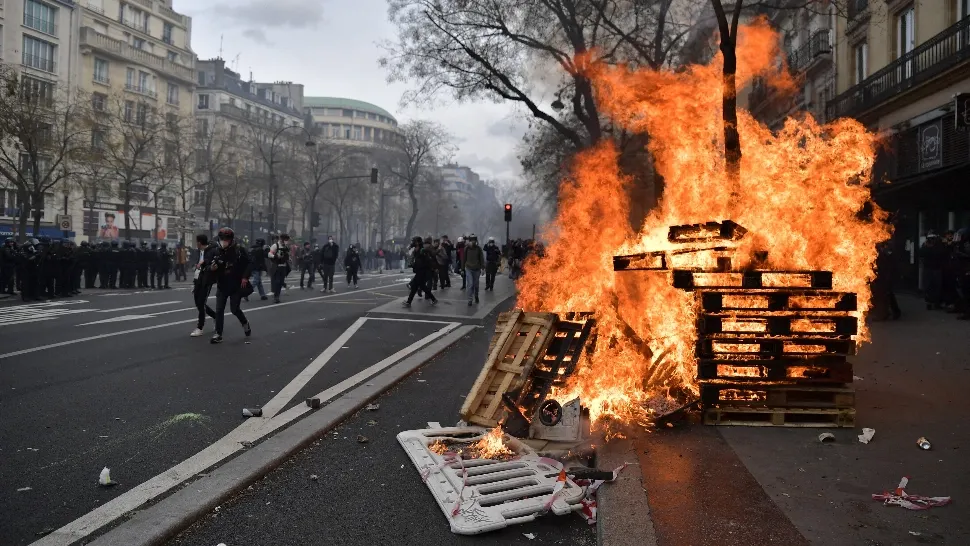 Proteste violente la Paris după creșterea vârstei de pensionare. Foto/Profimedia