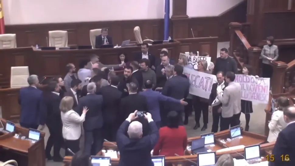 Scandal cu îmbrânceli în Parlamentul Moldovei. Aleșii s-au certat pe schimbarea denumirii din „limba moldovenească” în „limba română”