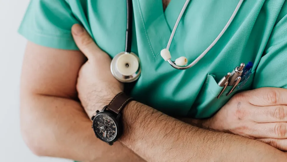 Românii, pe primul loc în UE la spaga dată doctorilor. Care sunt motivele invocate de pacienți pentru „atențiile” la medici