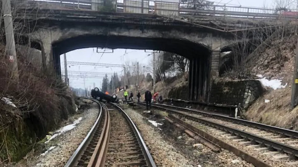 Mașină căzută de pe pod direct pe liniile de tren. Foto/ISU