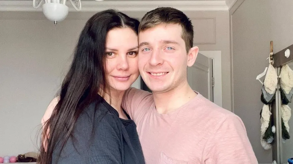Și-a crescut fiul vitreg de la 7 ani, apoi l-a luat de soț. Povestea care a făcut valuri în Rusia