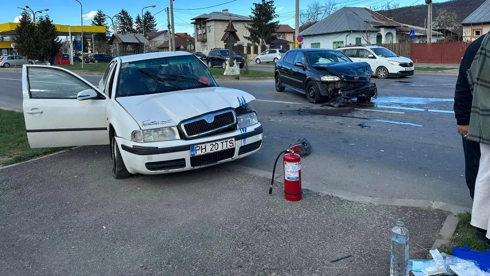 6 persoane se aflau în cele două mașini. Foto/InfoTrafic PH