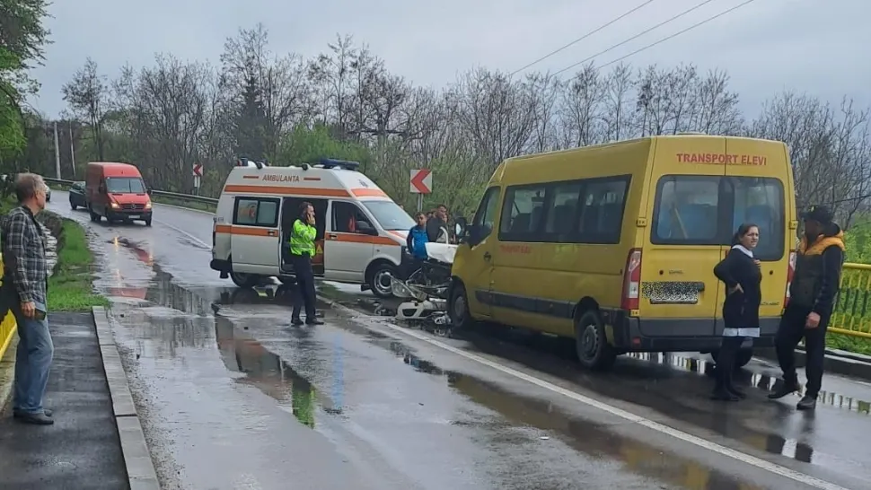 Microbuz de transport elevi, impact violent cu un autoturism: 12 victime