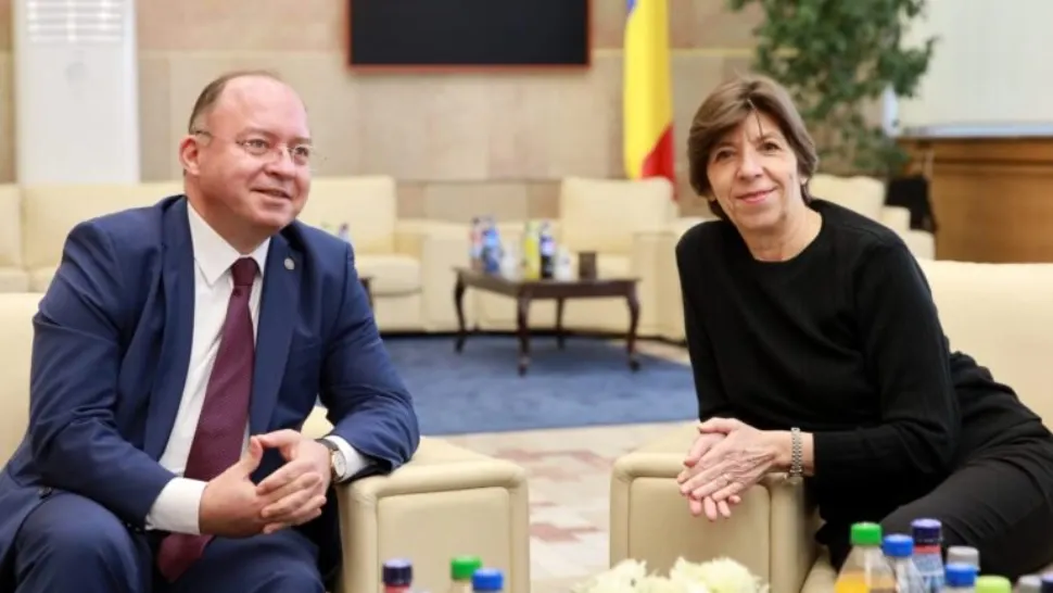 Bogdan Aurescu s-a întâlnit în aeroport cu ministrul de Externe al Franței - Macron a făcut escală la București