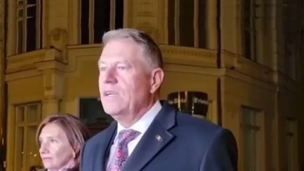 Preşedintele Klaus Iohannis şi soţia sa au participat la slujba de Înviere, la Sibiu - VIDEO