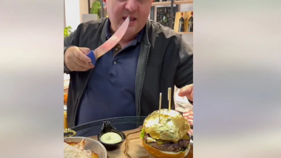 Burger cu foiță de aur/ Captură Facebook