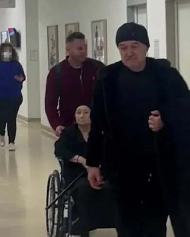 Becali alături de mama sa/ Captură video